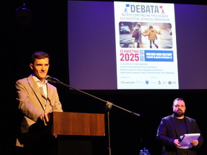 Zdjęcie prelegenta na scenie podczas debaty