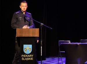 Zdjęcie prelegenta na scenie podczas debaty