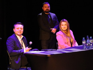 Zdjęcie prelegenta na scenie podczas debaty