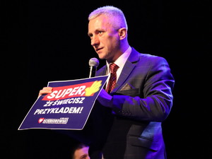 Zdjęcie prelegenta na scenie podczas debaty
