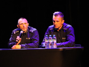 Zdjęcie prelegenta na scenie podczas debaty