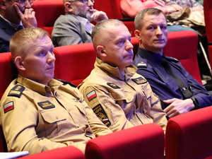 Zdjęcie uczestników debaty, którzy siedzą na widowni