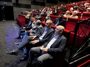 Zdjęcie uczestników debaty, którzy siedzą na widowni