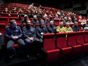 Zdjęcie uczestników debaty, którzy siedzą na widowni