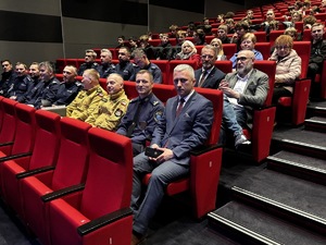 Zdjęcie uczestników debaty, którzy siedzą na widowni