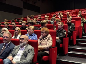 Zdjęcie uczestników debaty, którzy siedzą na widowni