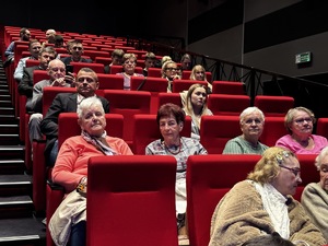 Zdjęcie uczestników debaty, którzy siedzą na widowni