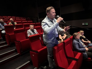 Zdjęcie uczestników debaty, którzy siedzą na widowni
