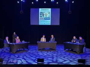 Zdjęcie uczestników debaty, którzy siedzą na widowni