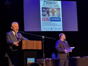 Zdjęcie prelegentów podczas wystąpienia na scenie
