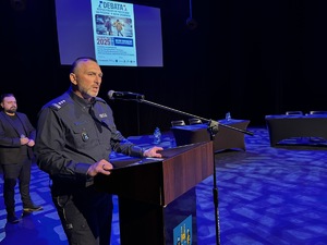 Zdjęcie prelegentów podczas wystąpienia na scenie