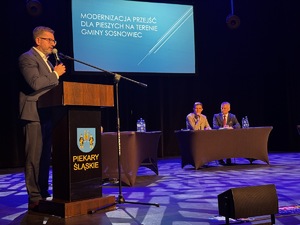 Zdjęcie prelegentów podczas wystąpienia na scenie