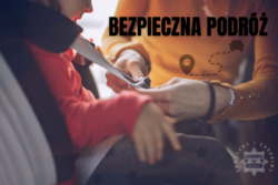 Grafika przedstawia dziecko w foteliku i osobę zapinającą pas bezpieczeństwa