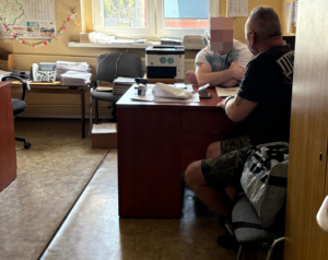 Zdjęcie zatrzymanego podczas przesłuchania