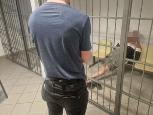Zdjęcie zatrzymanego mężczyzny oraz nieumundurowanego policjanta
