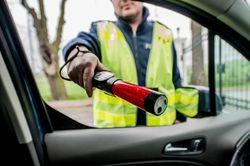 Zdjęcie policjanta podczas kontroli trzeźwości kierujących
