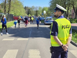 Zdjęcie policjantów podczas zabezpieczenia Biegu Świadomości Autyzmu