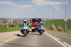 Zdjęcie policyjnych motocyklistów oraz wozu strażackiego