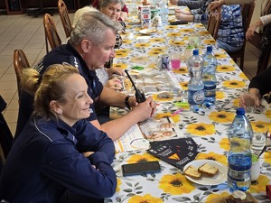 Zdjęcie policjantów i seniorów podczas wizyty w klubie seniora