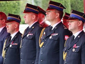 Zdjęcie uczestników podczas apelu z okazji Dnia Strażaka