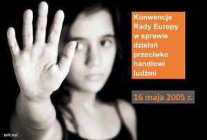 Grafika przedstawia kobietę z wyciągniętą dłonią na znak STOP