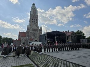 Zdjęcia uczestników na rynku z uroczystości z okazji Święta Straży Granicznej.