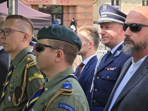 Zdjęcia uczestników na rynku z uroczystości z okazji Święta Straży Granicznej.