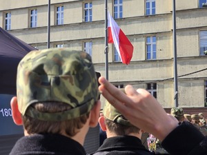Zdjęcia uczestników na rynku z uroczystości z okazji Święta Straży Granicznej.
