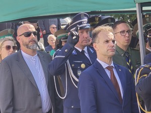 Zdjęcia uczestników na rynku z uroczystości z okazji Święta Straży Granicznej.