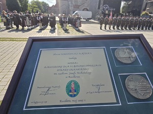 Zdjęcia uczestników na rynku z uroczystości z okazji Święta Straży Granicznej.