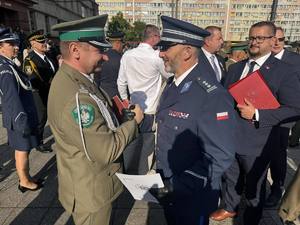 Zdjęcia uczestników na rynku z uroczystości z okazji Święta Straży Granicznej.