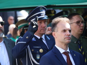 Zdjęcia uczestników na rynku z uroczystości z okazji Święta Straży Granicznej.