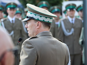Zdjęcia uczestników na rynku z uroczystości z okazji Święta Straży Granicznej.