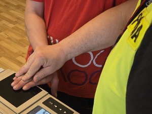 Zdjęcie zatrzymanego mężczyzny podczas pobierania odcisków