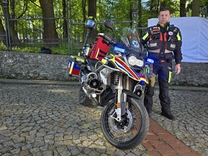Zdjęcie ratownika medycznego przy motocyklu podczas zabezpieczenia pielgrzymki