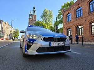 Zdjęcie radiowozu na tle bazyliki