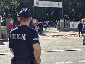 Zdjęcie policjanta podczas zabezpieczenia pielgrzymki