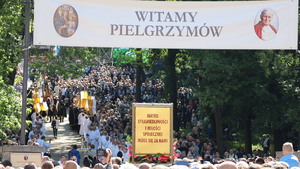 Zdjęcie wzgórza kalwarii i pielgrzymów