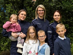 Zdjęcie policjantek z dziecmi