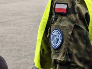 Zdjęcie uczestników podczas obchodów święta 6 Batalionu Powietrznodesantowego