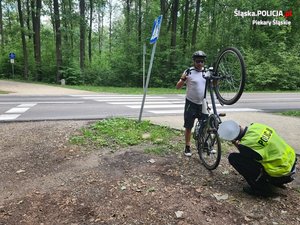 Zdjęcie policjanta kontrolującego rowerzystę