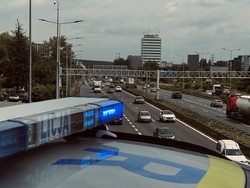 Zdjęcie radiowozy na tle aglomeracji śląskiej