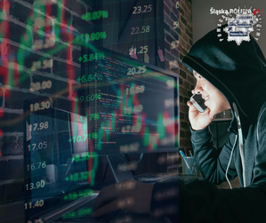 Grafika przedstawia mężczyznę w kapturze z telefonem przed ekranem komputera