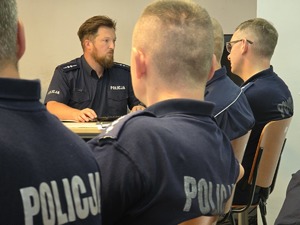 Zdjęcia policjantów podczas odprawy