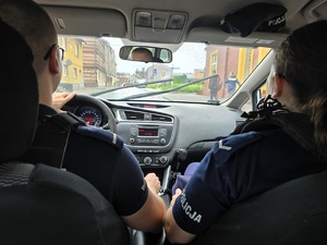 Zdjęcia policjantów jadących w radiowozie