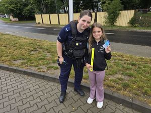 Zdjęcia policjantki z dziewczynką