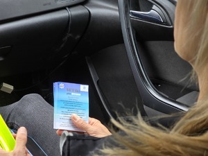 Zdjęcia policjantów z ulotką