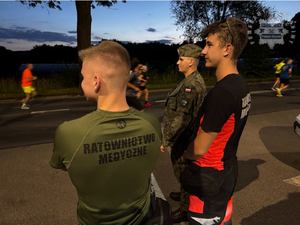Zdjęcie służb zabezpieczających półmaraton