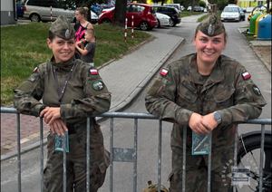 Zdjęcie służb zabezpieczających półmaraton