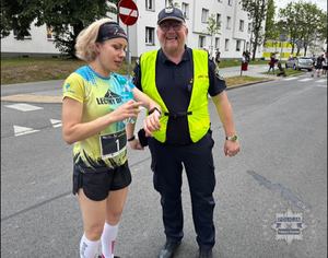 Zdjęcie służb zabezpieczających półmaraton